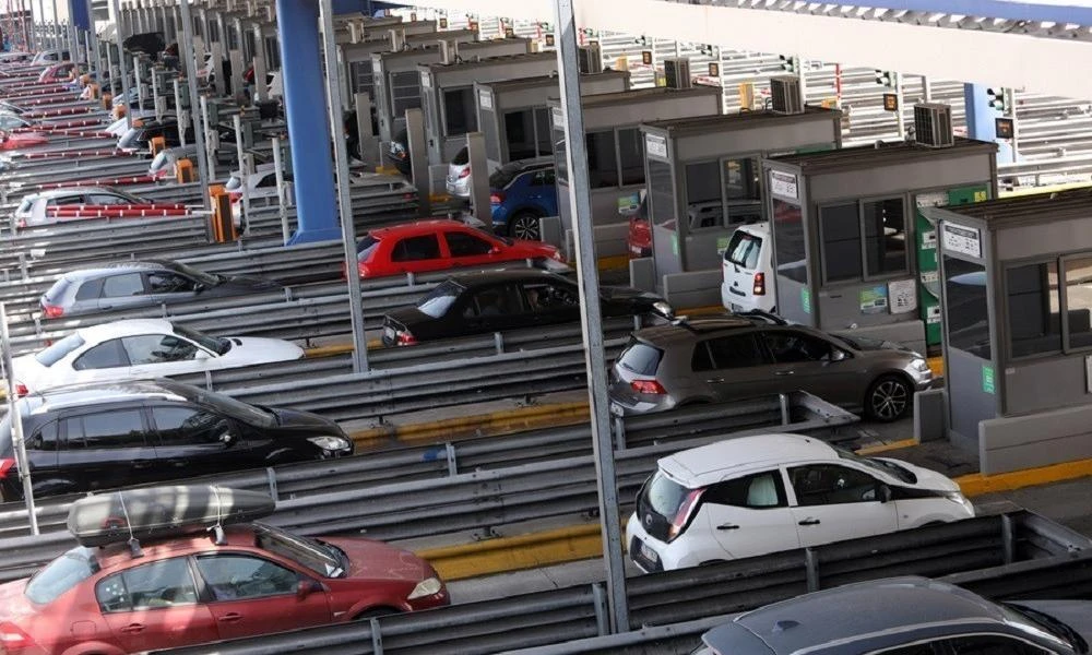 Όπου φύγει φύγει οι Αθηναίοι: 22.000 αυτοκίνητα πέρασαν τα διόδια της Κορίνθου